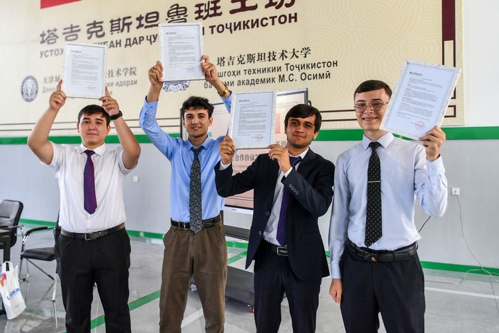 2024年7月3日，在塔吉克斯坦首都杜尚別，魯班工坊赴華留學生展示錄取通知書。新華社記者 曹陽 攝