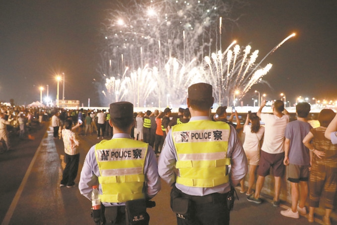 8月10日，黑龍江省哈爾濱市公安局松北分局民警輔警在啤酒大棚開展安全宣傳。史繼東攝