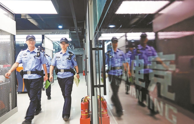 ▲7月6日，山西省新絳縣公安局龍興派出所組織警力對網(wǎng)吧等場所進(jìn)行集中治安檢查。高新生攝