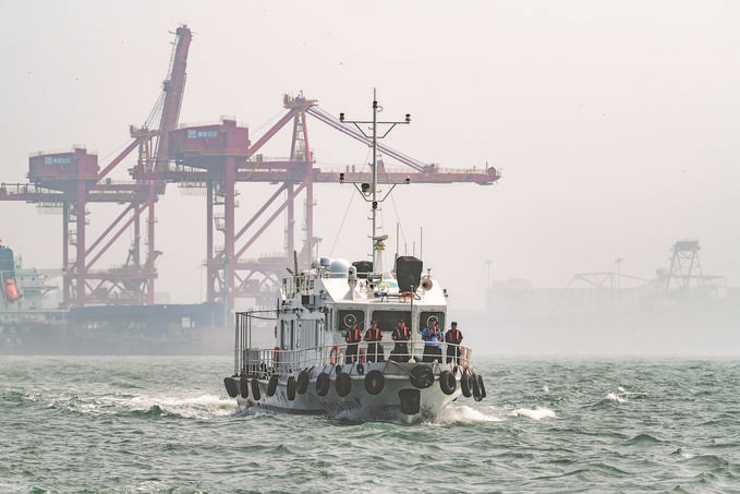 ?7月5日，秦皇島出入境邊防檢查站聯(lián)合秦皇島市公安局水陸巡特警支隊(duì)開展海上聯(lián)合巡航。陳凈萱攝