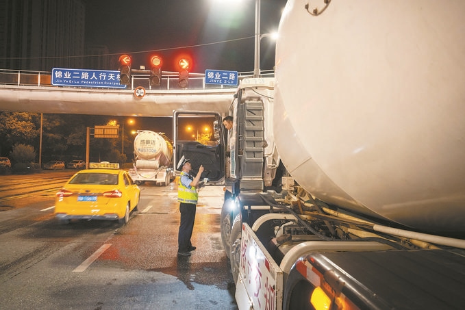 7月25日，陜西省西安市公安局交警支隊(duì)開展全市中重型貨車及面包車違法異地互查整治行動。孫崇明攝