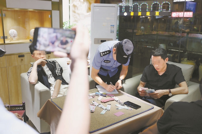 9月7日，云南省昆明市公安機(jī)關(guān)對棋牌室開展檢查。
