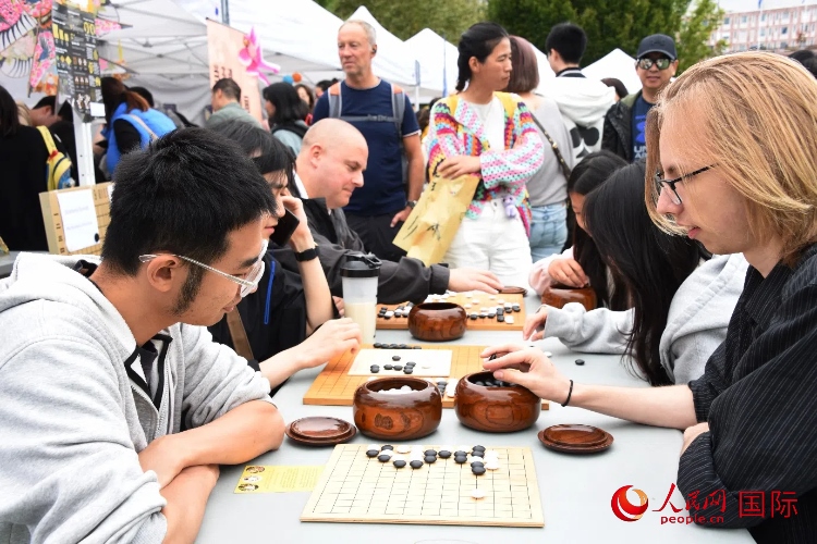 圍棋博弈。人民網(wǎng)記者 殷淼攝