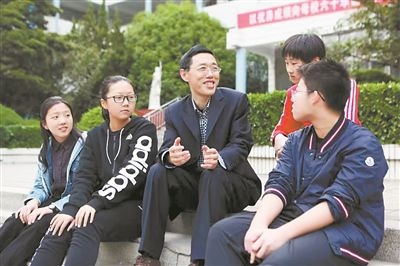 淮北市首批高層次人才儲(chǔ)備金獲得者、淮北市第一中學(xué)教師陳超（左三）在與學(xué)生交談?；幢笔形瞬殴ぷ骶止﹫D