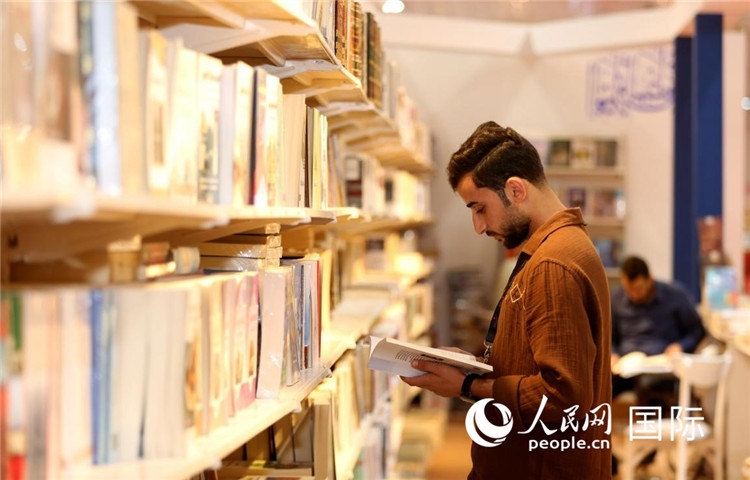 一位民眾在讀書。人民網(wǎng)中東中心分社奧馬爾·哈利勒攝