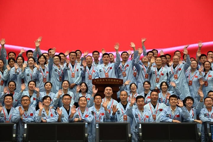 △2024年6月25日，嫦娥六號(hào)任務(wù)圓滿成功后，工作人員在北京航天飛行控制中心合影。