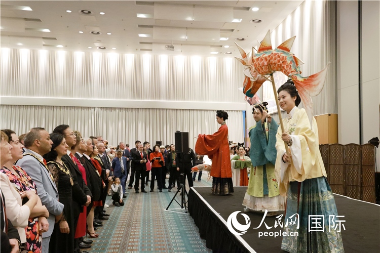 2、留學生表演了漢服展示《絲路霓裳》。邢雪攝