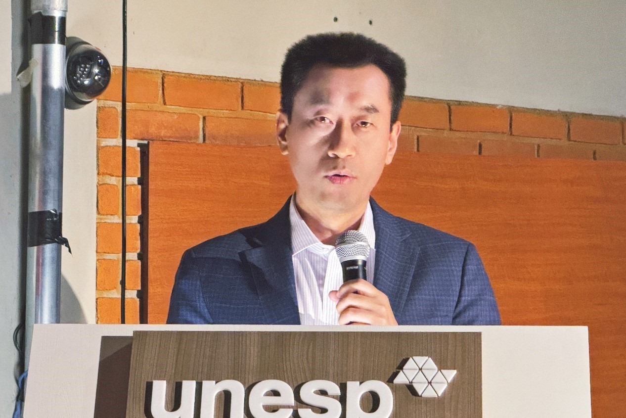 中國駐圣保羅總領(lǐng)事館副總領(lǐng)事田玉震在活動中致辭。圣保羅州立大學孔子學院供圖