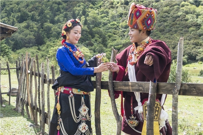 康定情歌（木格措）風(fēng)景區(qū)中的一對(duì)年輕人。林革文攝