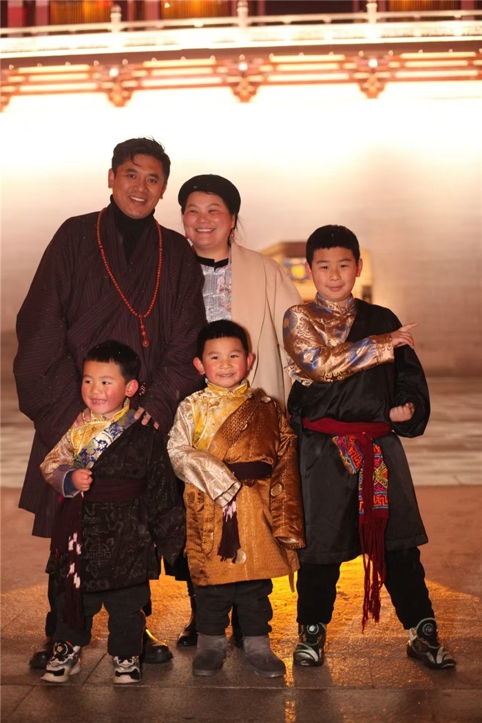 康定的節(jié)日氛圍多元和諧。圖為2024年元宵夜，洛讓銀登一家五口在旅行中拍攝的合影。資料圖片