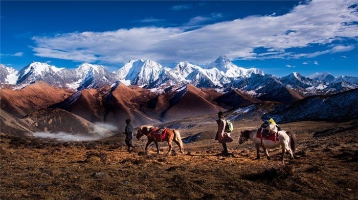 “守護(hù)貢嘎”是當(dāng)?shù)卮迕駱闼氐男拍詈妥园l(fā)的行動(dòng)。圖為貢嘎山“馬背巡護(hù)隊(duì)”開展日常巡護(hù)工作 林革文攝