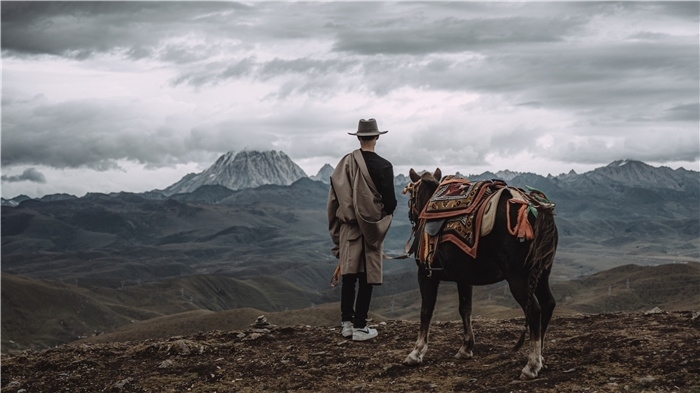 在康定八郎生都星空營地，村里的青年丹真德勒牽馬注視世代生活的家園。八郎村提供