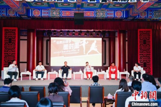吳愉、王德新、沈?qū)W軍、江海東、朱曉蕾與在座同學(xué)們分享個(gè)人的體育故事與成長(zhǎng)感悟。上海市港澳辦供圖