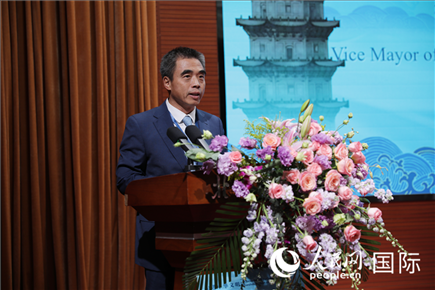 泉州市人民政府副市長姚飛在“走進中華文明——海絲印記 世遺泉州”主題人文交流活動中致辭。人民網(wǎng) 王婧攝