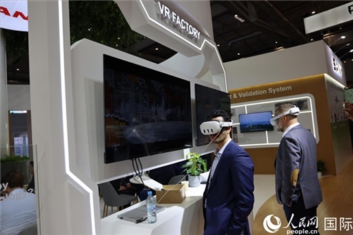 外國觀眾在通過VR參觀中國風電企業(yè)智慧工廠。人民網(wǎng)記者 劉仲華攝