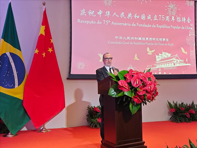 巴西外交部駐東北部地區(qū)辦公室主任德寶拉大使在招待會(huì)上致辭。 中國(guó)駐累西腓總領(lǐng)館供圖