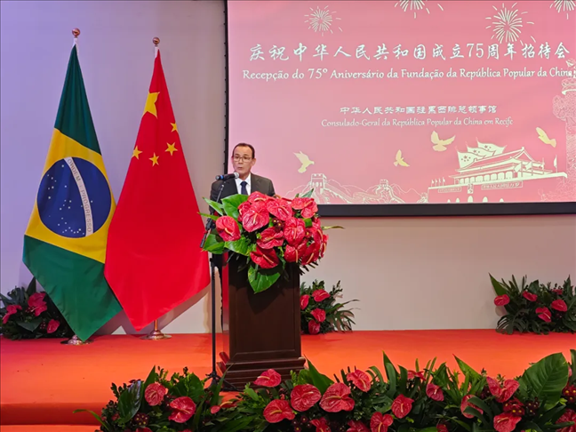 塞爾希培州州長(zhǎng)代表、副州長(zhǎng)索布拉爾在招待會(huì)上致辭。 中國(guó)駐累西腓總領(lǐng)館供圖
