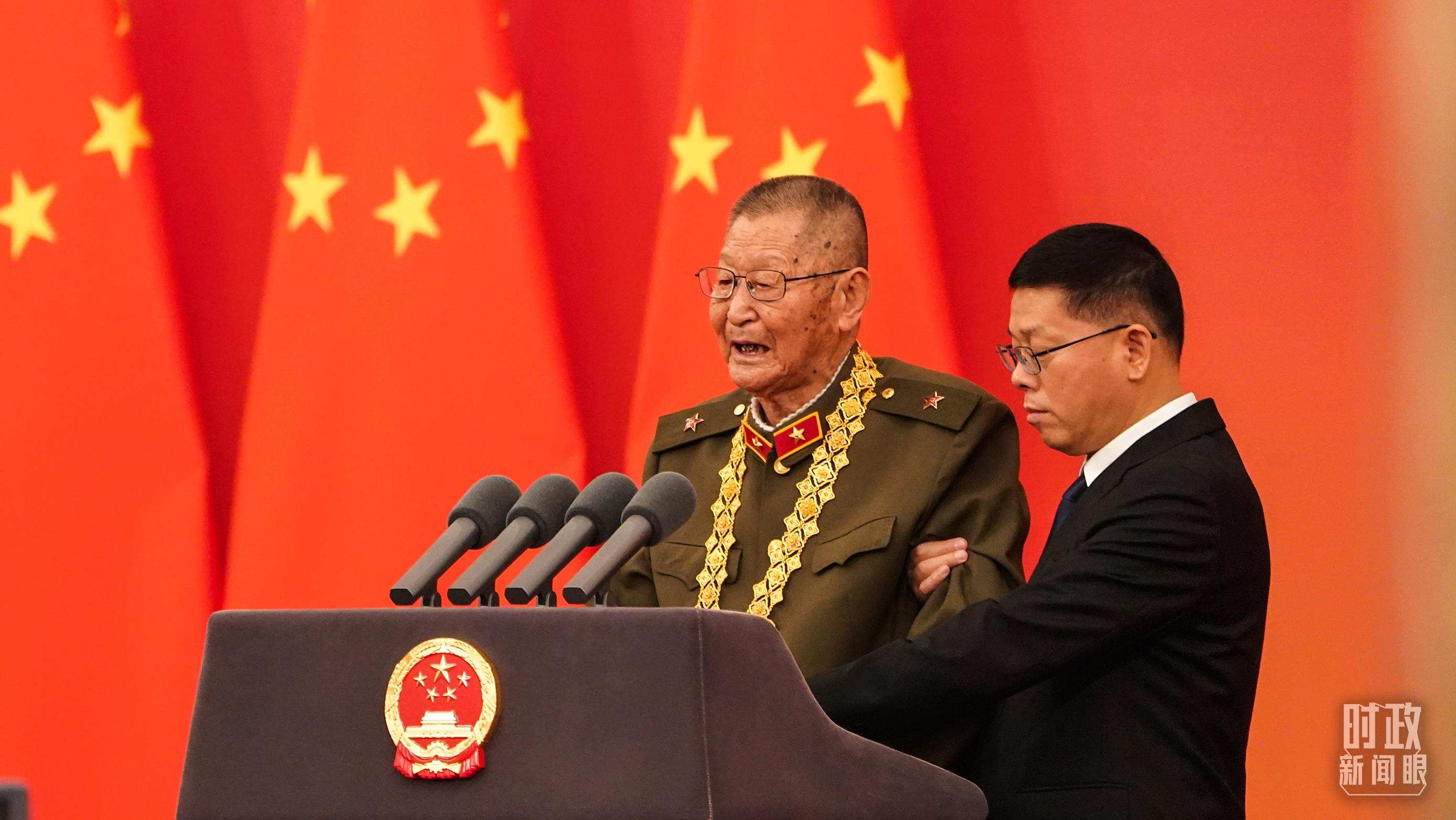 “共和國(guó)勛章”獲得者黃宗德在頒授儀式上發(fā)言。（總臺(tái)記者李晉拍攝）