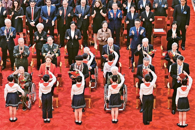 2024年9月29日，中華人民共和國國家勛章和國家榮譽(yù)稱號頒授儀式在北京人民大會堂隆重舉行。圖為少先隊員向國家勛章和國家榮譽(yù)稱號獲得者敬禮致意。 新華社記者 岳月偉/攝