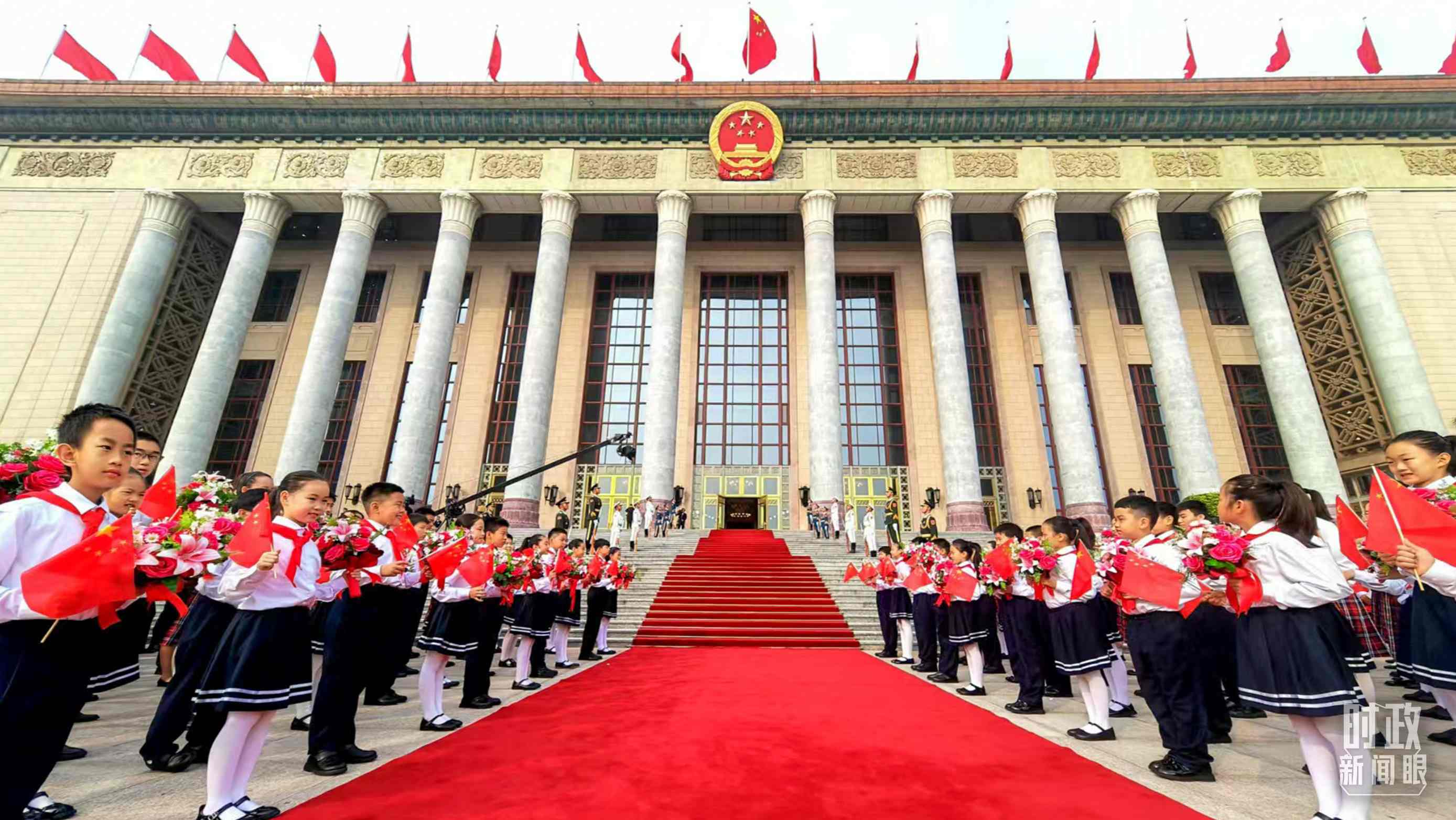 9月29日，人民大會(huì)堂外紅毯鋪就，迎接英雄模范。（總臺(tái)央視記者劉琦拍攝）