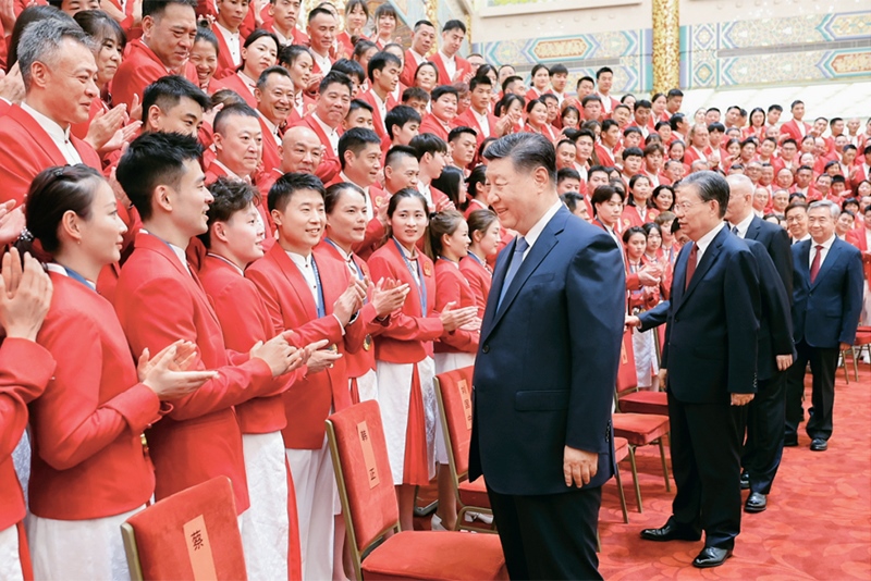 2024年8月20日，黨和國家領(lǐng)導(dǎo)人習(xí)近平、趙樂際、王滬寧、蔡奇、李希、韓正等在人民大會堂接見第33屆夏季奧林匹克運(yùn)動會中國體育代表團(tuán)全體成員。 新華社記者 鞠鵬/攝
