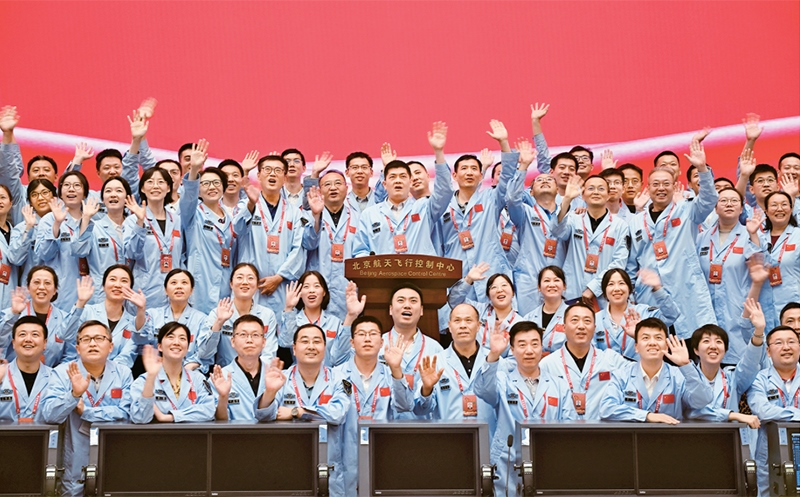 嫦娥六號完成了人類歷史上首次月球背面采樣，突破了多項關(guān)鍵技術(shù)，是我國建設(shè)航天強(qiáng)國、科技強(qiáng)國取得的又一標(biāo)志性成果，是我國探月工程的重要里程碑。圖為2024年6月25日，嫦娥六號任務(wù)圓滿成功后，工作人員在北京航天飛行控制中心合影。 新華社記者 金良快/攝