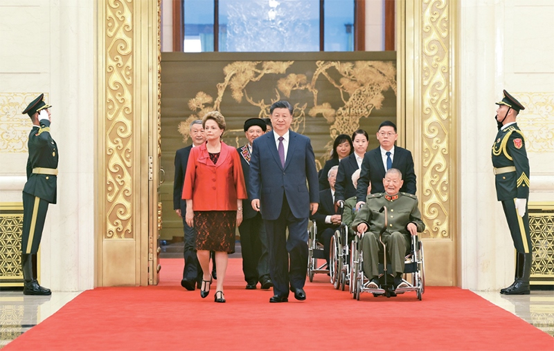 2024年9月29日，中華人民共和國國家勛章和國家榮譽(yù)稱號頒授儀式在北京人民大會堂金色大廳隆重舉行。中共中央總書記、國家主席、中央軍委主席習(xí)近平同國家勛章和國家榮譽(yù)稱號獲得者一同步入會場。 新華社記者 王曄/攝