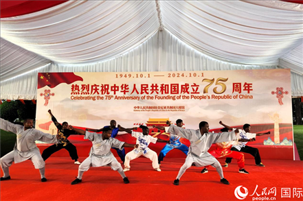 肯尼亞青年表演中國武術(shù)。人民網(wǎng)記者 黃煒鑫攝