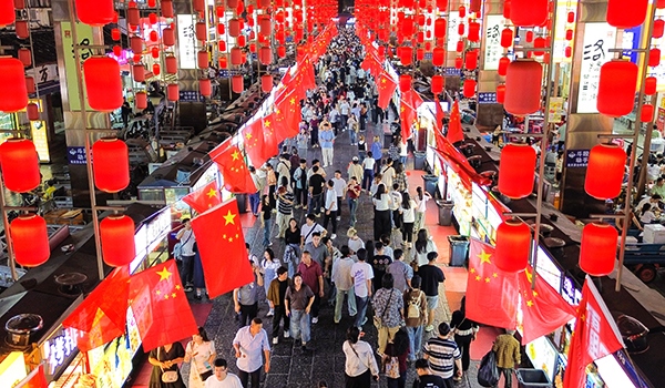 國慶臨近，河南省洛陽市老城歷史文化街區(qū)裝扮一新，國旗招展，處處洋溢著濃厚的國慶節(jié)日氛圍。來源：人民圖片網(wǎng)