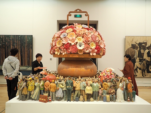 2024年9月28日，觀眾在中國美術(shù)館參觀“慶祝中華人民共和國成立75周年——第十四屆全國美術(shù)作品展覽進(jìn)京作品展”。杜建坡攝。來源：人民圖片網(wǎng)