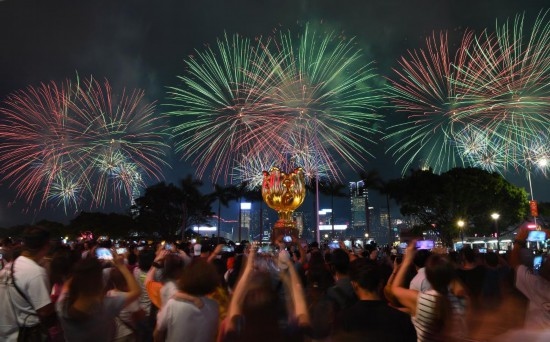 10月1日晚，香港國慶煙花匯演在維多利亞港舉行，慶祝中華人民共和國成立75周年。新華社記者 陳鐸 攝