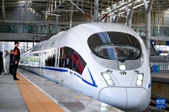 10月1日，由銀川開往惠農(nóng)的C8218次列車從銀川站駛出。