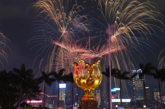 10月1日晚，香港國慶煙花匯演在維多利亞港舉行，慶祝中華人民共和國成立75周年。新華社記者 陳鐸 攝