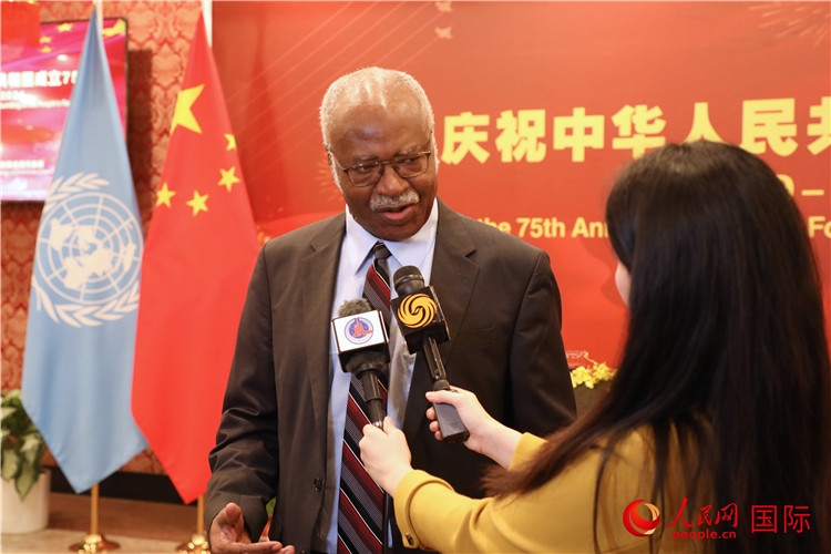 聯(lián)大主席菲勒蒙在招待會現(xiàn)場接受媒體采訪，他向中國政府和人民致以節(jié)日祝賀，表示中國的發(fā)展成就令人驚嘆。人民網(wǎng)記者 李志偉攝