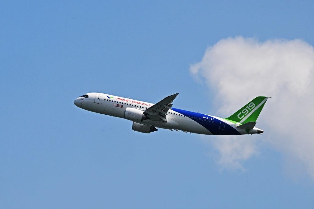 2024年2月18日，中國國產(chǎn)大型客機C919在新加坡航展開幕前進行預(yù)演飛行。