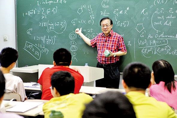 姚期智為清華大學(xué)學(xué)生授課。
