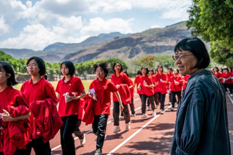 2024年6月7日，高考第一天，云南麗江華坪女高校長張桂梅組織走出考場的學(xué)生準(zhǔn)備返回學(xué)校。
