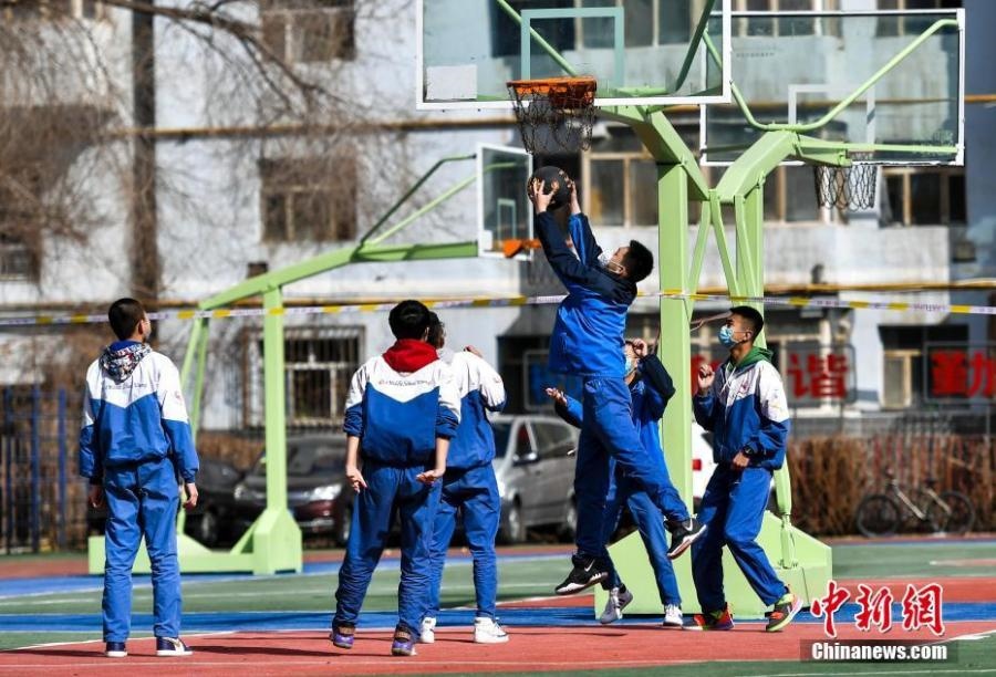 資料圖：初中生在課間休息時(shí)打籃球。中新社記者 劉新 攝