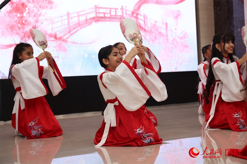 富查伊拉當(dāng)?shù)貙W(xué)校學(xué)生表演節(jié)目。人民網(wǎng)記者任皓宇攝