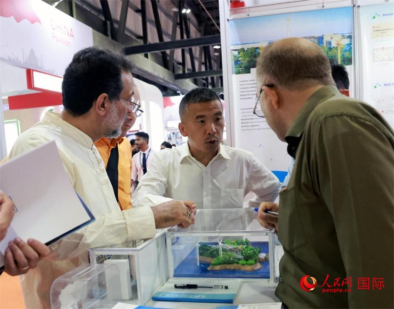 中企推出的綠色能源海水淡化系統(tǒng)吸引了參展商關(guān)注。人民網(wǎng)記者管克江攝