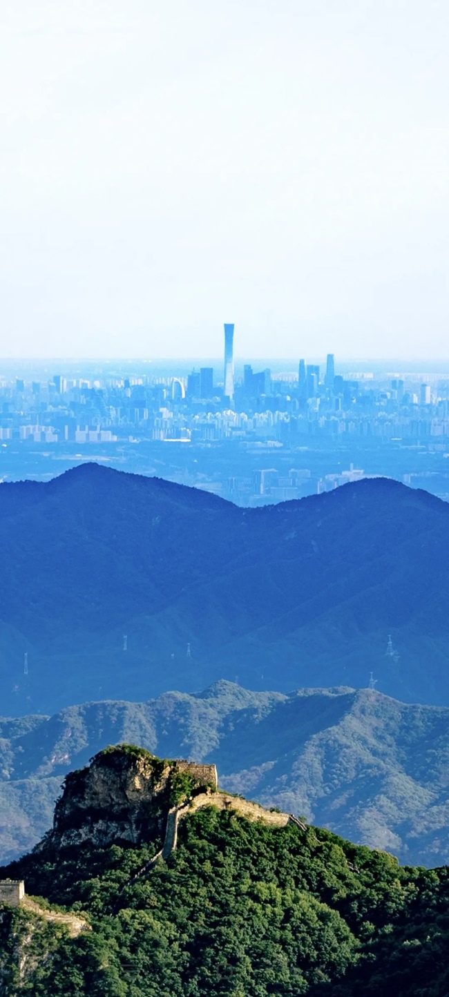 從長城上遠(yuǎn)眺，北京中央商務(wù)區(qū)清晰可見。（攝影：魯夢(mèng)晗 王佰龍）