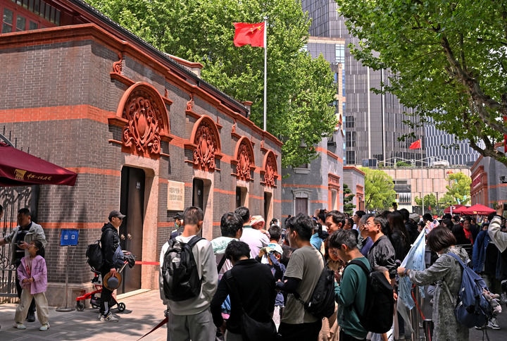 2024年5月3日，游客在位于上海的中共一大會(huì)址前參觀。新華社記者 劉穎 攝