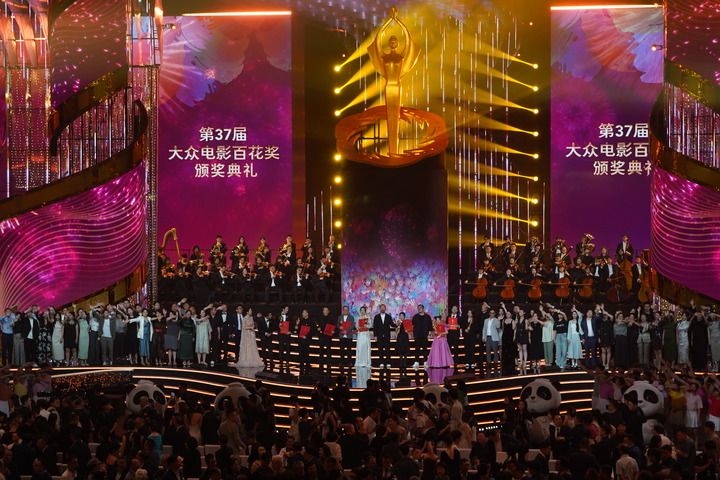 2024年8月4日，在四川成都，第37屆大眾電影百花獎(jiǎng)獲獎(jiǎng)?wù)吆痛蟊娫u(píng)審在舞臺(tái)上合影。新華社記者 唐文豪 攝