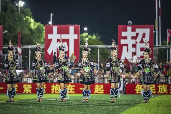 2024年9月28日，榕江縣侗族大歌隊(duì)的演員們?cè)凇按宄弊闱驁?chǎng)上表演。當(dāng)日，“發(fā)現(xiàn)中國(guó)之美·相約貴州村超”國(guó)際友誼賽在貴州省黔東南苗族侗族自治州榕江縣的“村超”足球場(chǎng)舉行。新華社記者 陶亮 攝
