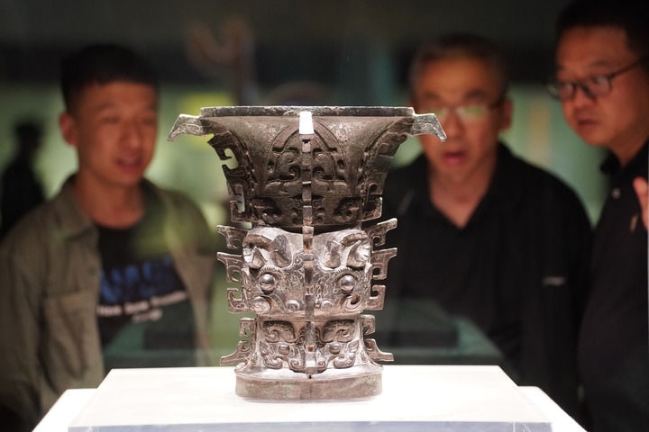 2024年5月9日，游客在陜西寶雞青銅器博物院內(nèi)參觀西周文物何尊。新華社記者 邵瑞 攝