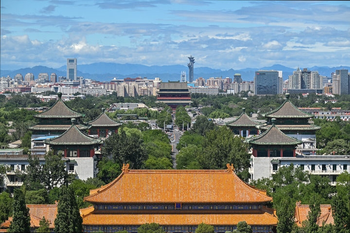 從景山上沿著北京中軸線向北眺望鼓樓（2024年8月12日攝）。新華社記者 李鑫 攝