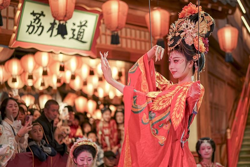 △2024年10月2日，陜西省西安市長(zhǎng)安十二時(shí)辰主題街區(qū)的“唐潮”系列沉浸式表演。