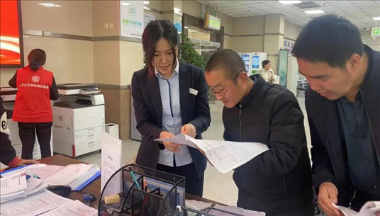 四川省成都市溫江區(qū)市場監(jiān)管局工作人員為群眾提供幫辦服務(wù)。圖片來源：人民網(wǎng)四川頻道