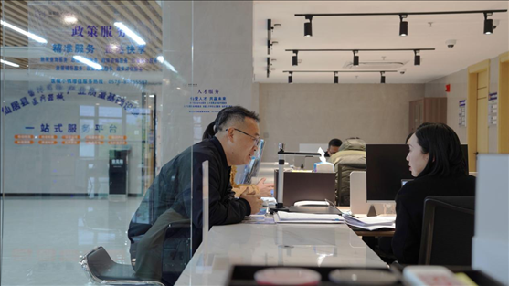 浙江省臺州市辦事群眾在政務(wù)服務(wù)中心咨詢業(yè)務(wù)辦理相關(guān)問題。圖片來源：人民網(wǎng)浙江頻道