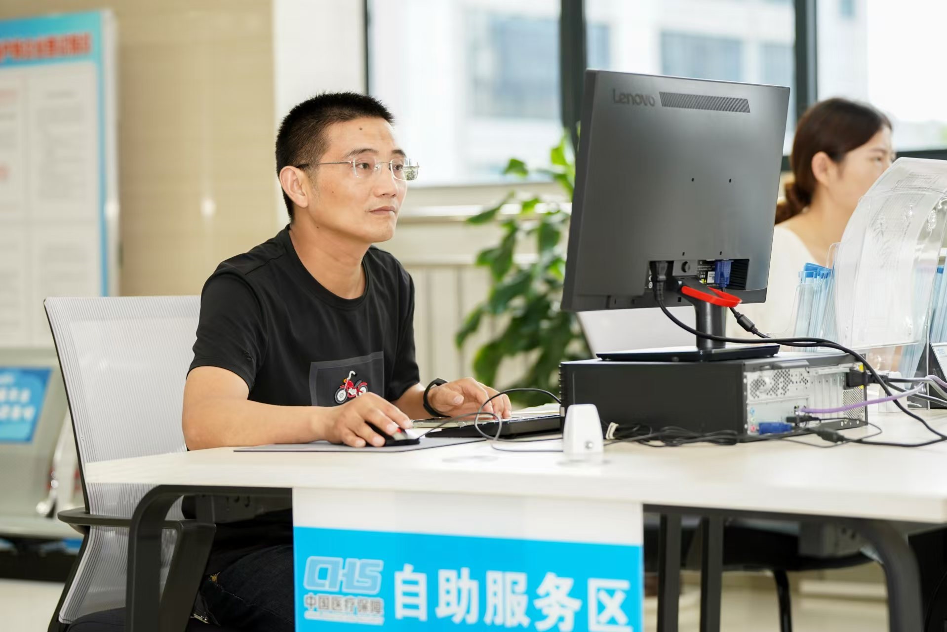 安徽省池州市市民在政務(wù)服務(wù)大廳自助辦理業(yè)務(wù)。圖片來源：人民網(wǎng)安徽頻道